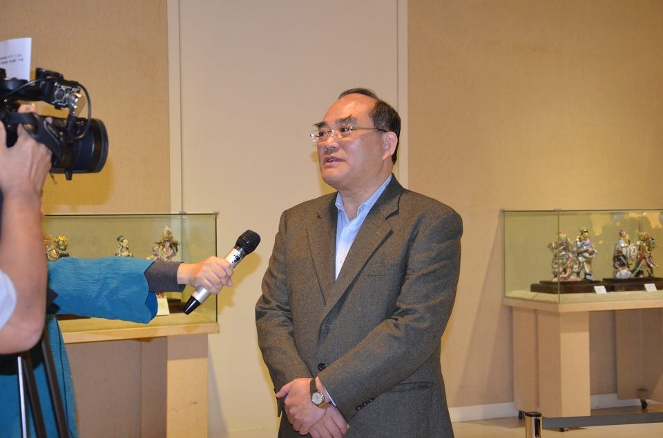 圖1：張鴻銘館長接受媒體採訪，介紹展覽主題。