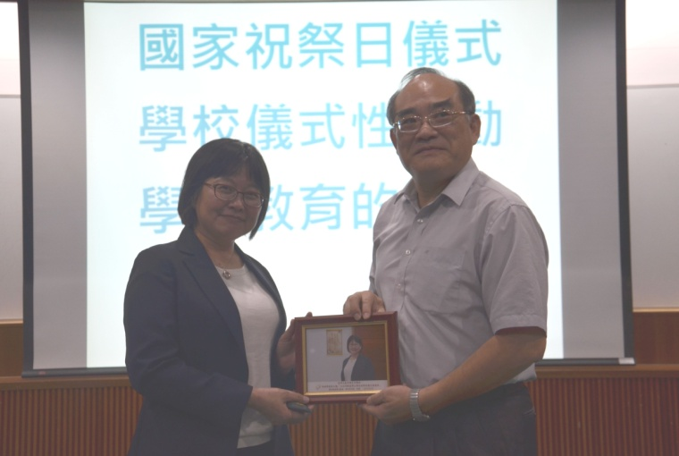 圖4：張鴻銘館長（右）致贈許佩賢教授相片紀念