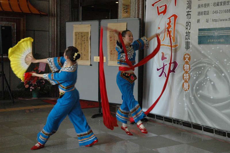 手持絹扇和手絹，以曼妙的舞姿展現布類柔軟飄逸的特質