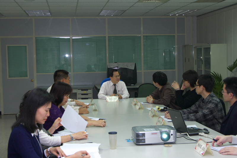 謝館長嘉梁聽取會議簡報