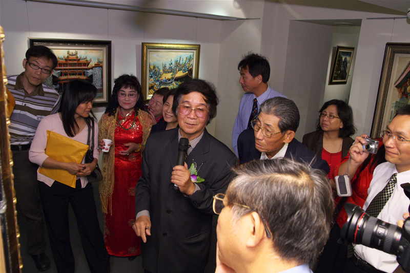 王雙寬老師親自為與會嘉賓解說畫作(一)