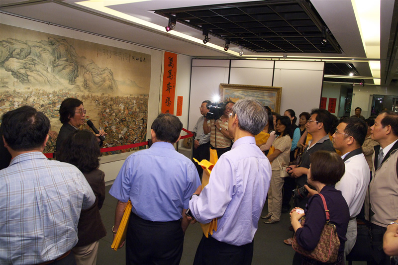 王雙寬老師親自為與會嘉賓解說畫作(二)