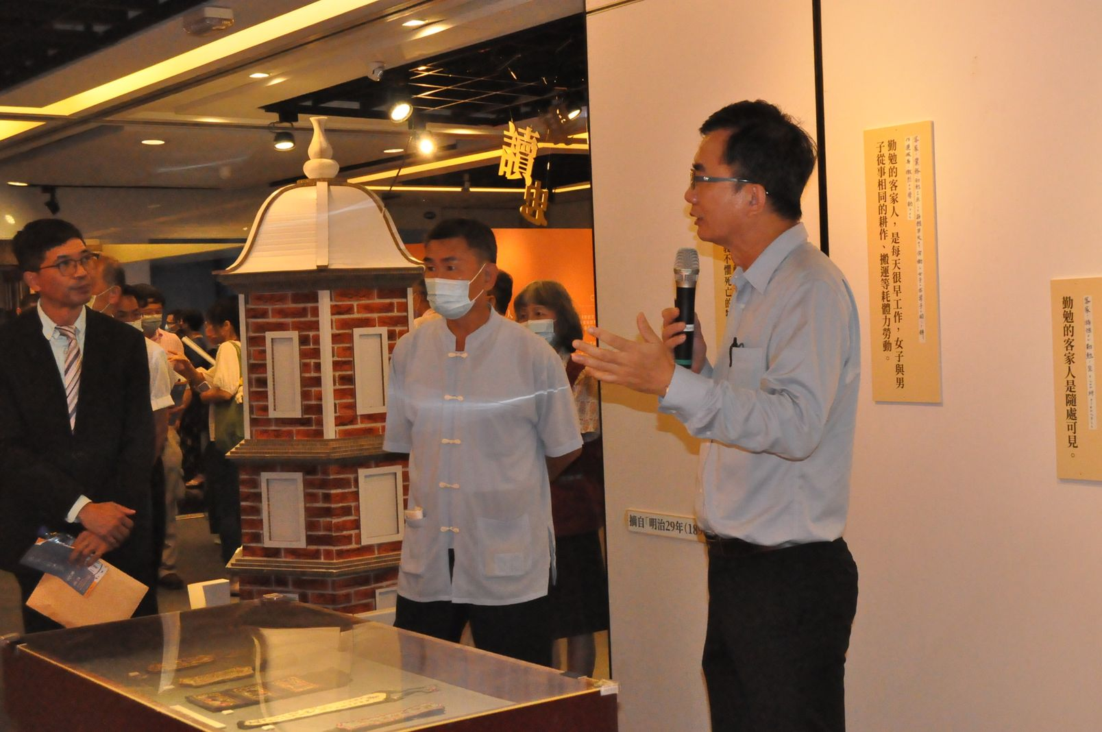 圖5：徐雨村教授進行展場導覽
