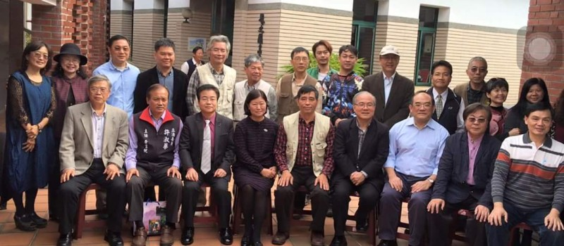 圖4:	張鴻銘館長（右三）與與會貴賓合影