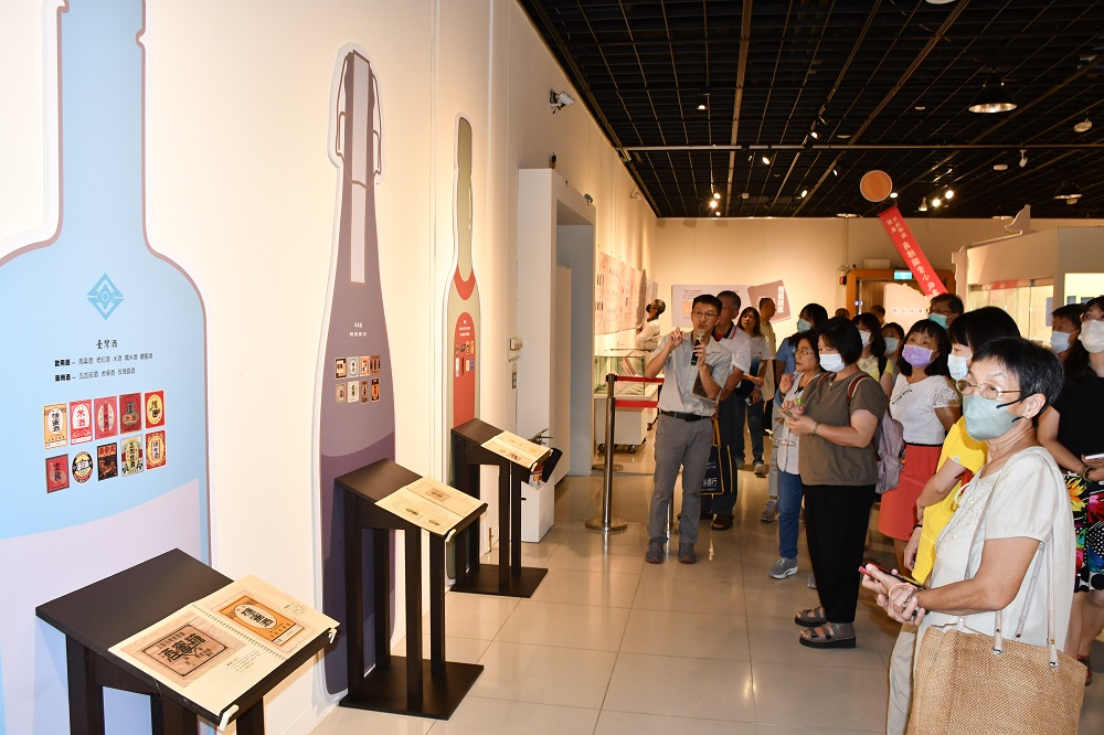 圖7：本館劉仁翔專門委員展場導覽