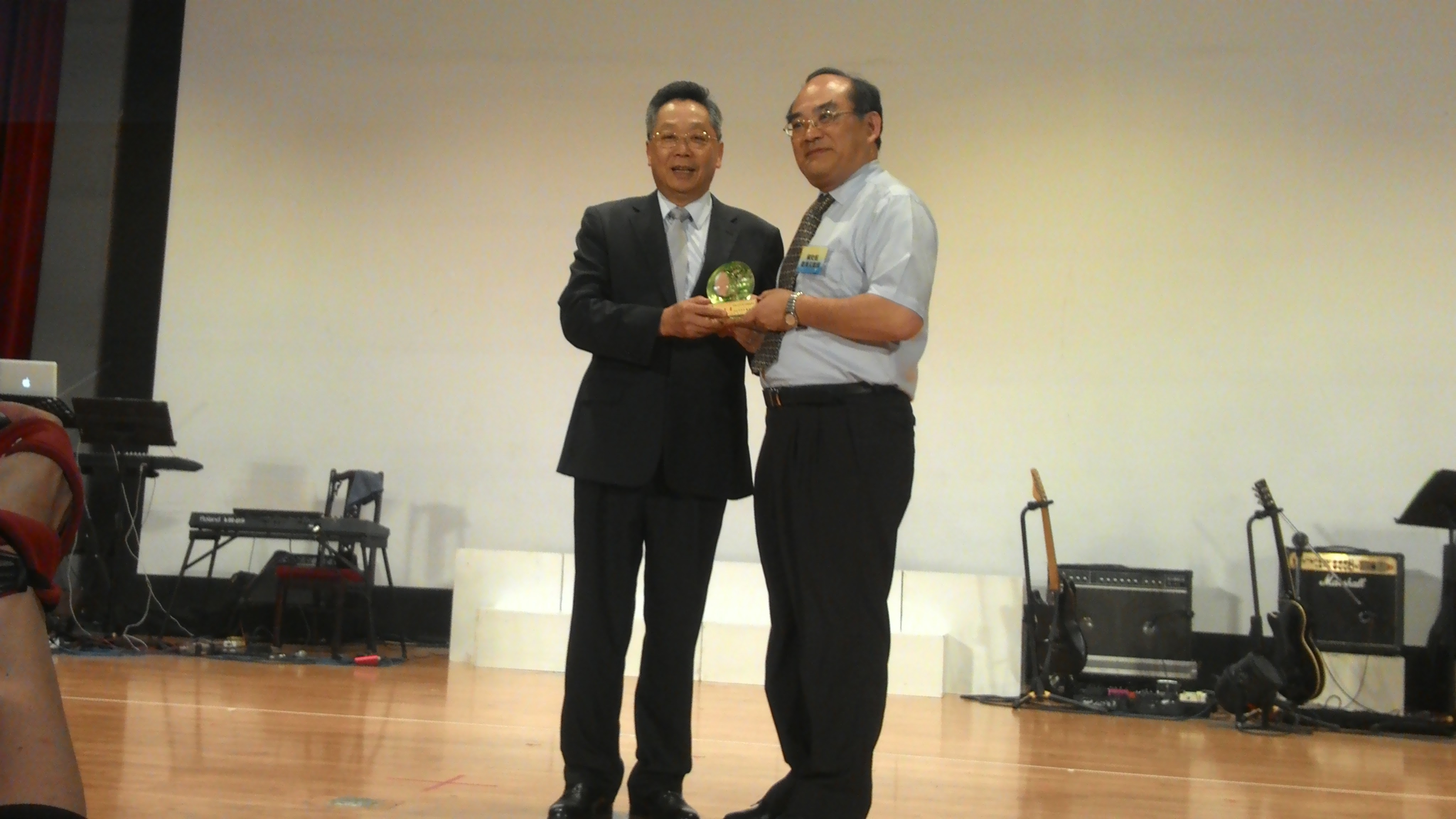 圖1：本館張鴻銘館長受獎