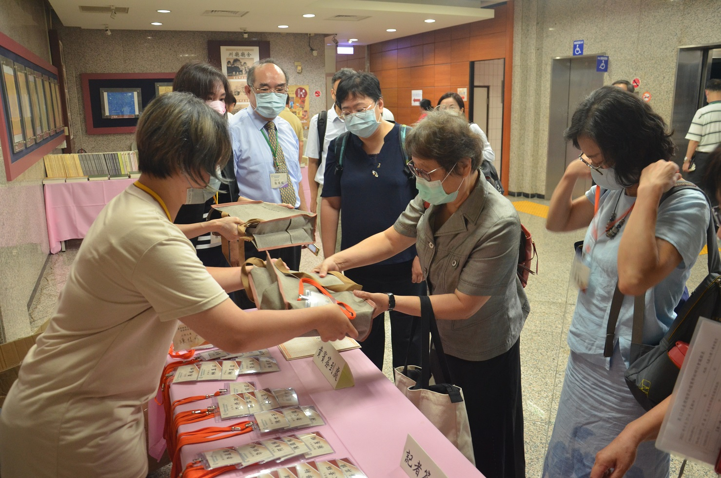 圖2：研討會貴賓報到情形