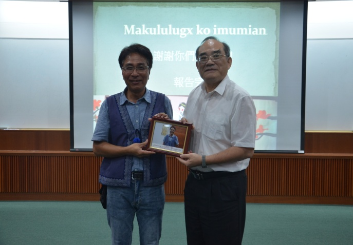 圖3：張鴻銘館長（右）致贈段洪坤理事長相片紀念