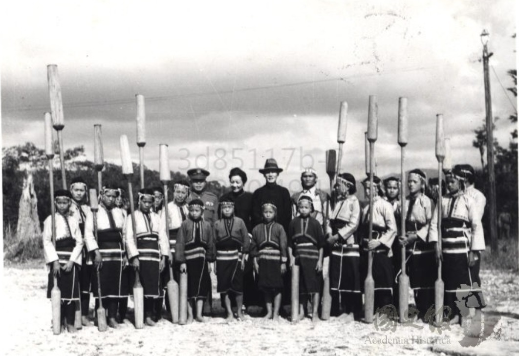 圖4：到臺東與原住民族小朋友合照，資料來源：〈領袖照片資料輯集 （五）〉，《蔣中正總統文物》，國史館藏，數位典藏號：002-050101-00007-282