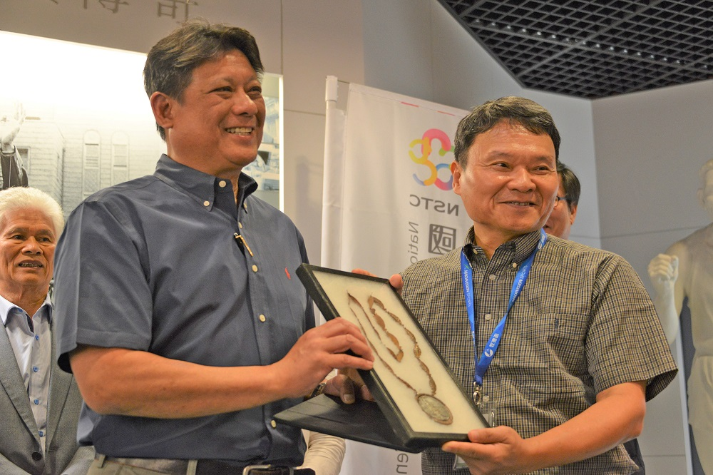 圖3：楊傳廣兒子楊世運（左）捐出奧運獎牌贈國家訓練中心