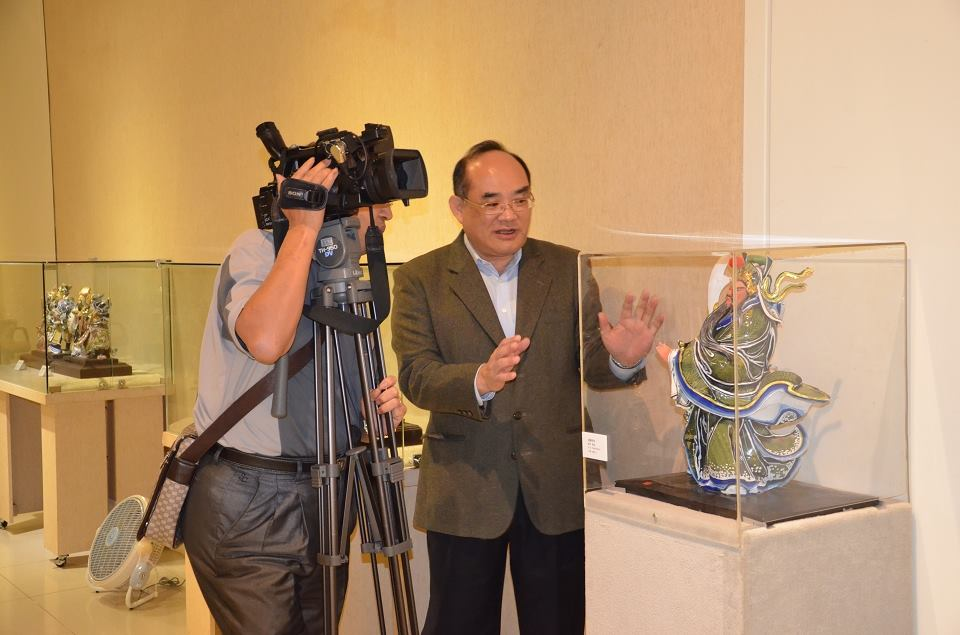 圖3：張鴻銘館長接受媒體採訪，介紹展覽作品--陳三火剪黏作品「漢壽亭侯」。