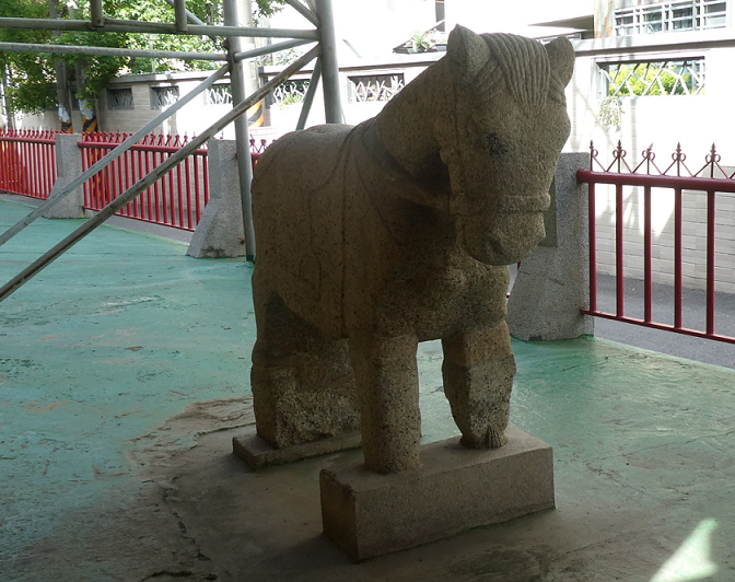 圖3：石萬壽等挖掘出之鄭墓石馬（張家榮攝）