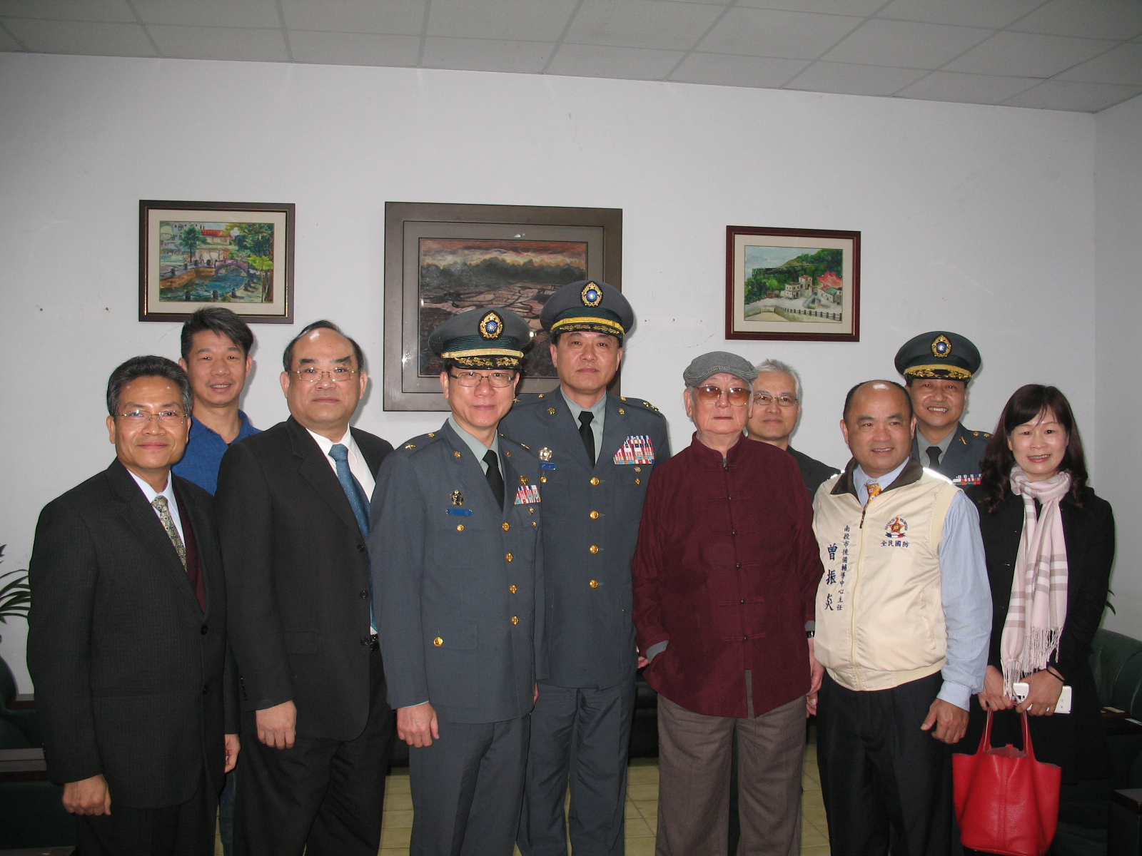 圖4：與與會貴賓合影(張鴻銘館長左3、湯家坤中將指揮官左5、寧可大師右5、曾振炎議員右3)