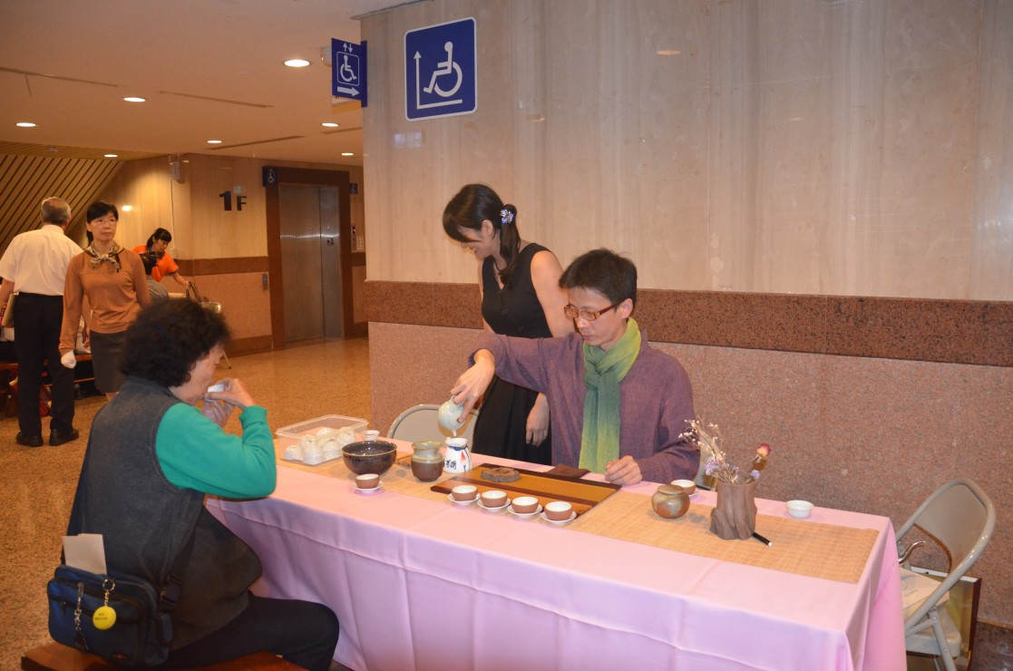 圖11：南投縣文化資產學會提供茶席以供來賓品茗之3