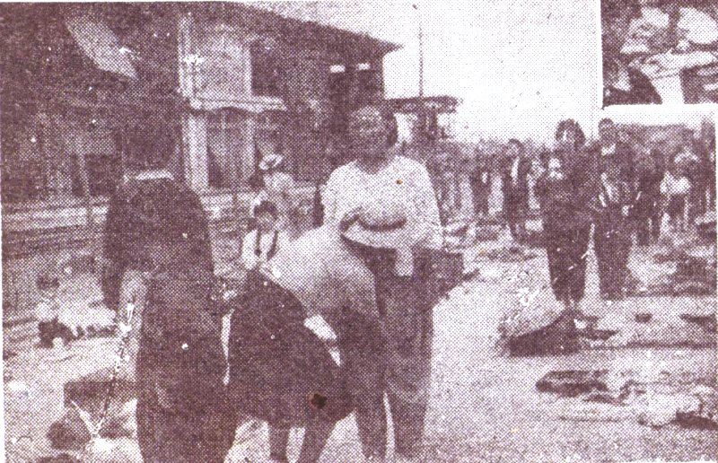 圖八(女檢查員對日僑進行檢查之情形)