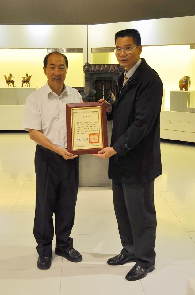 圖4：佈展完成當天，由劉澤民副館長代表館長頒發感謝狀予蕭啟郎老師。