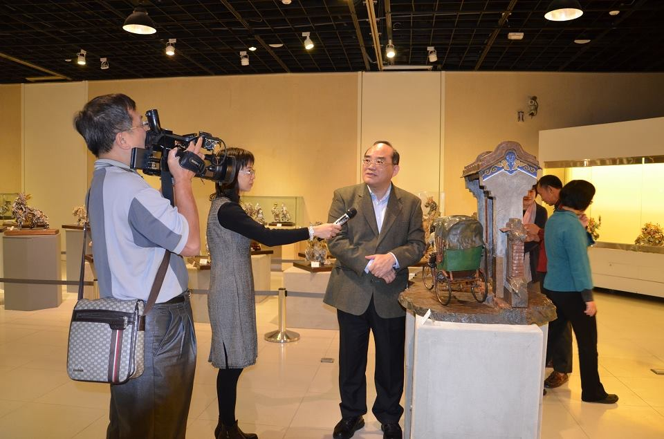 圖2：張鴻銘館長接受媒體採訪，介紹展覽作品--蕭啟郎的銅雕作品「舊情綿綿」。