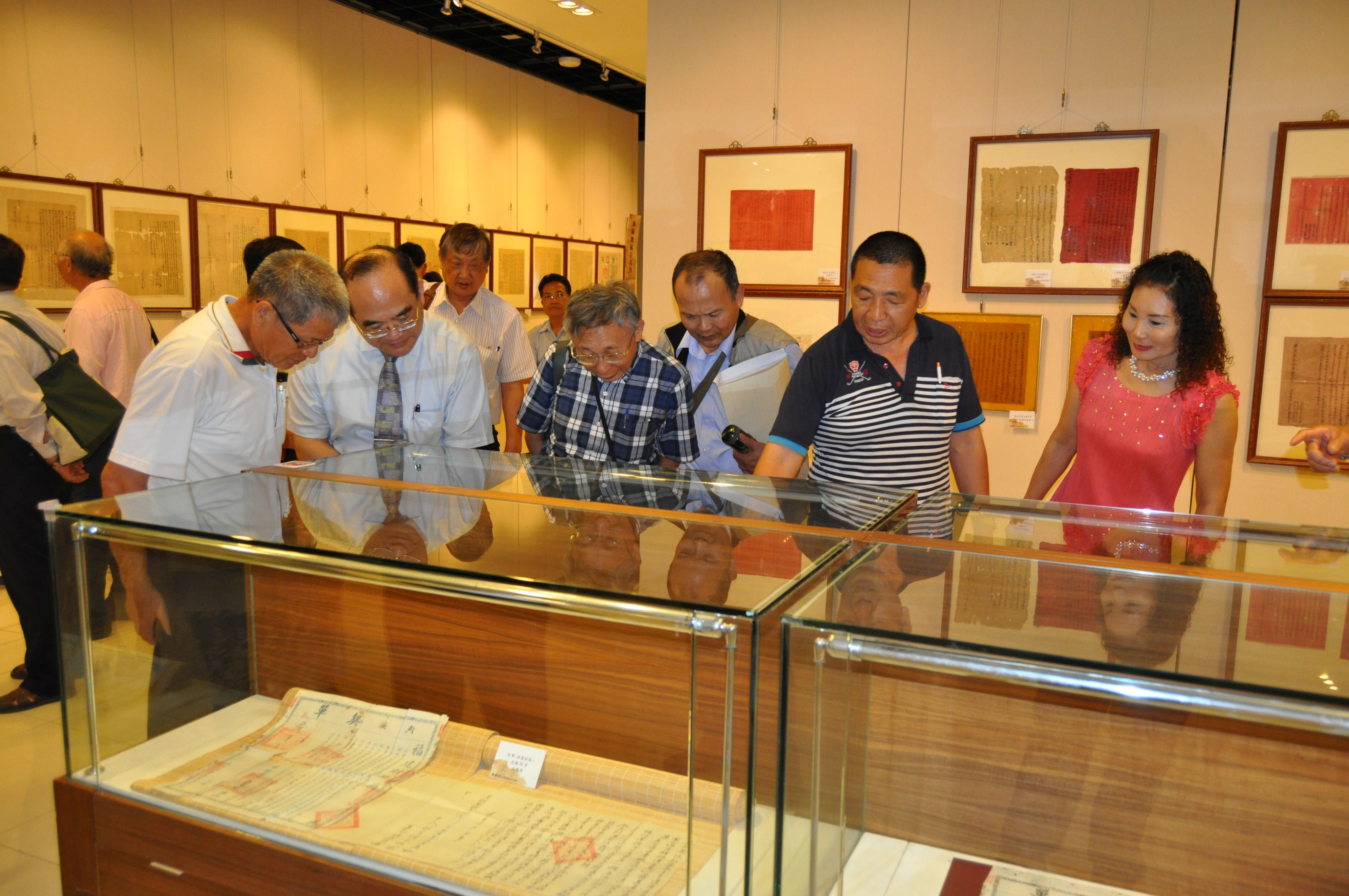 圖10：展件提供人鐘金水先生(右二)展場導覽解說