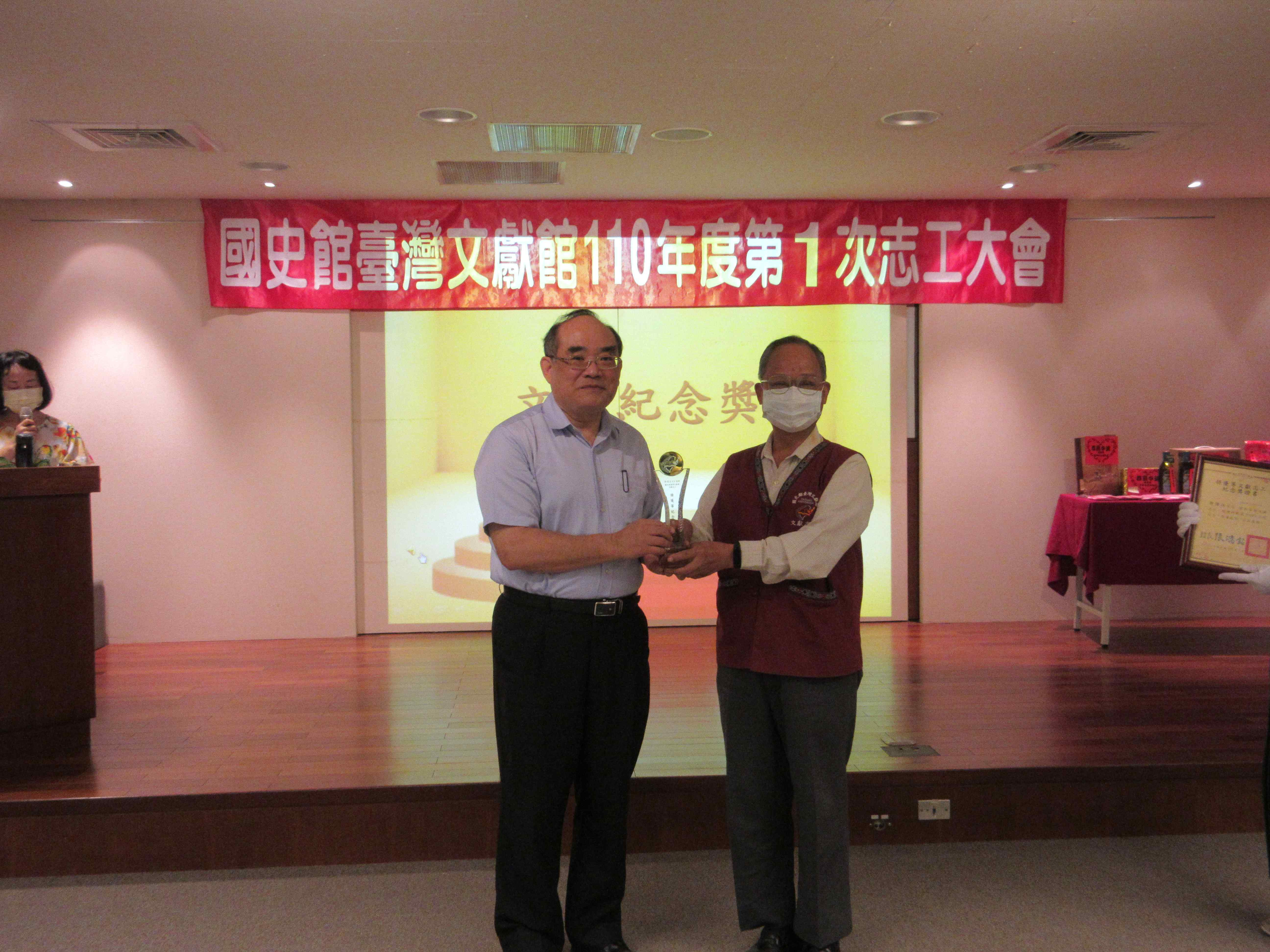 圖4：館長張鴻銘頒發志工獎項