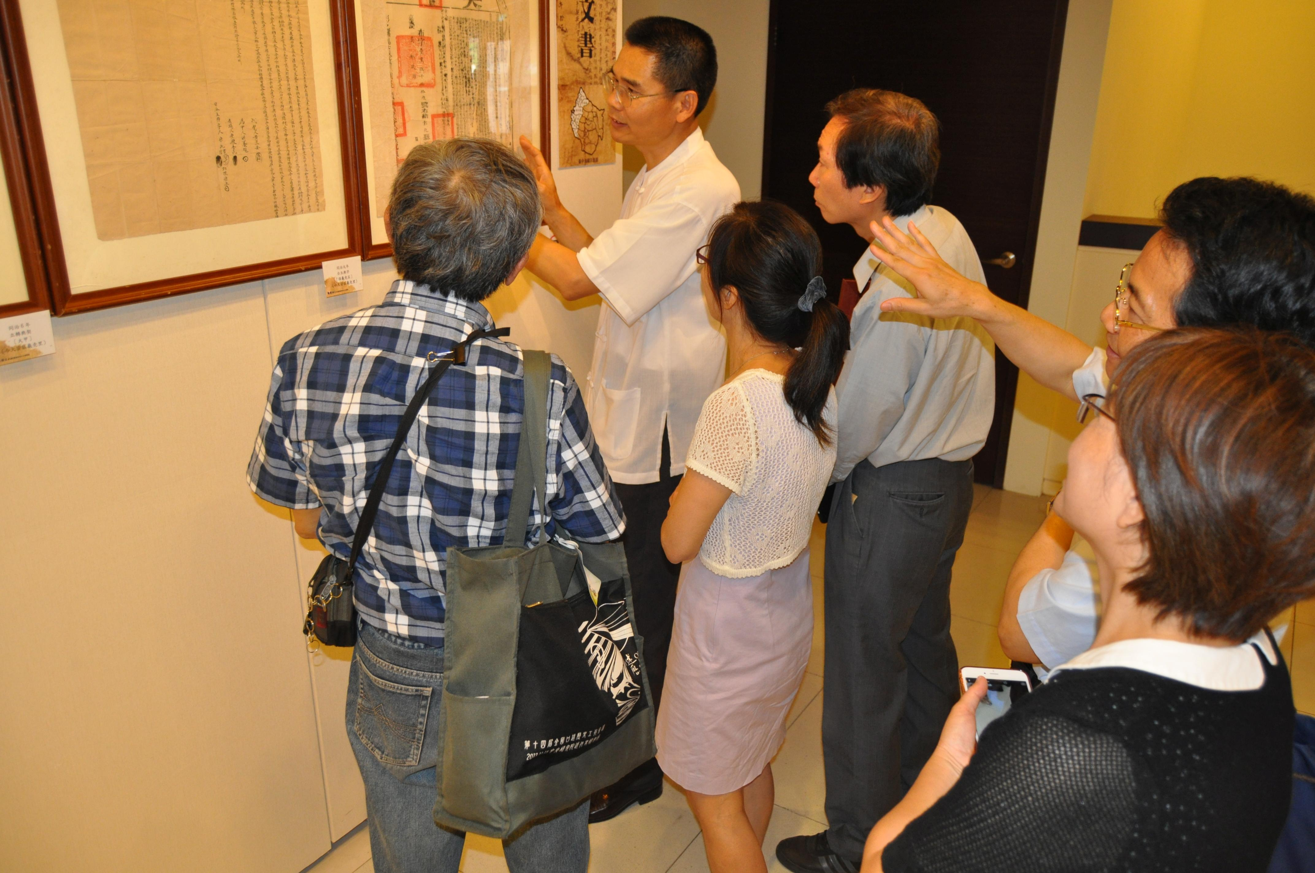 圖11：本館劉澤民副館長(左二)展場導覽解說