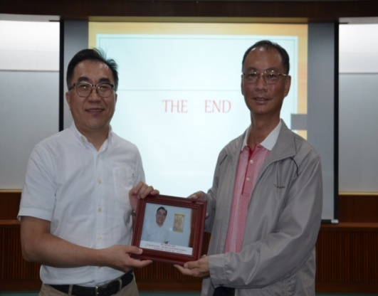 圖4：王希智主任秘書（右）致贈鄭政誠所長相片紀念