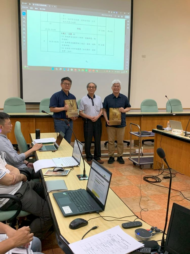 圖1：本館黃宏森館長與兩位講師合照留影