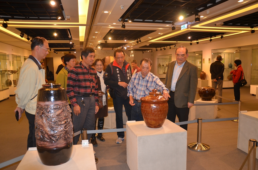 圖14：曾樹枝陶藝師介紹展出之油甕作品