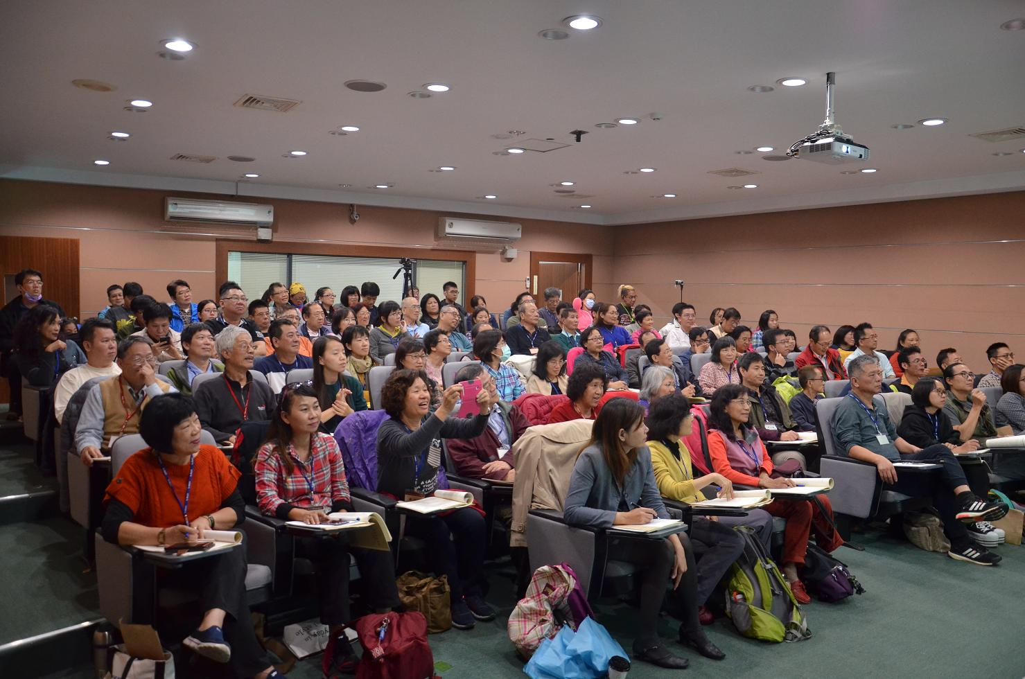 圖11：學員認真聽講