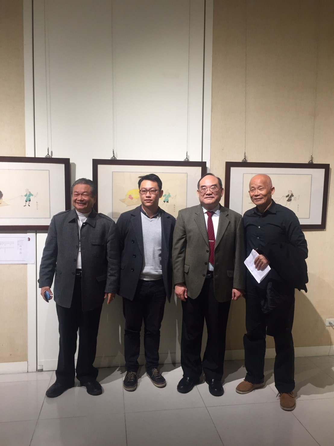 圖8：合影留念，左起郭芬鈴先生、郭政一先生、張鴻銘館長、葉石昌博士