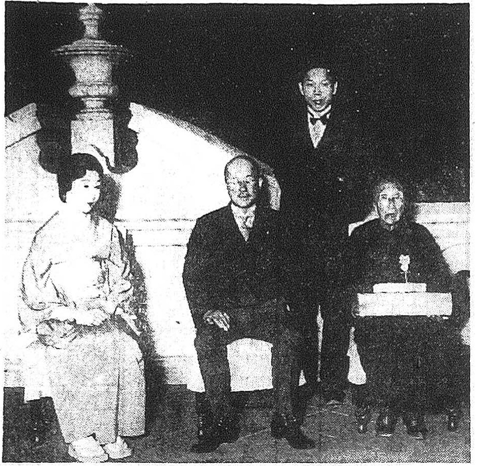 圖1：兒玉秀雄伉儷（左）於1934年訪臺時，在歡迎會上與78歲的陳莊阿隨、其孫內務局勤務陳天道合影。陳莊阿隨係屏東里港人，為當時罕見的女性保正，並曾與時任總督的兒玉源太郎會面。（資料來源：《臺灣日日新報》）