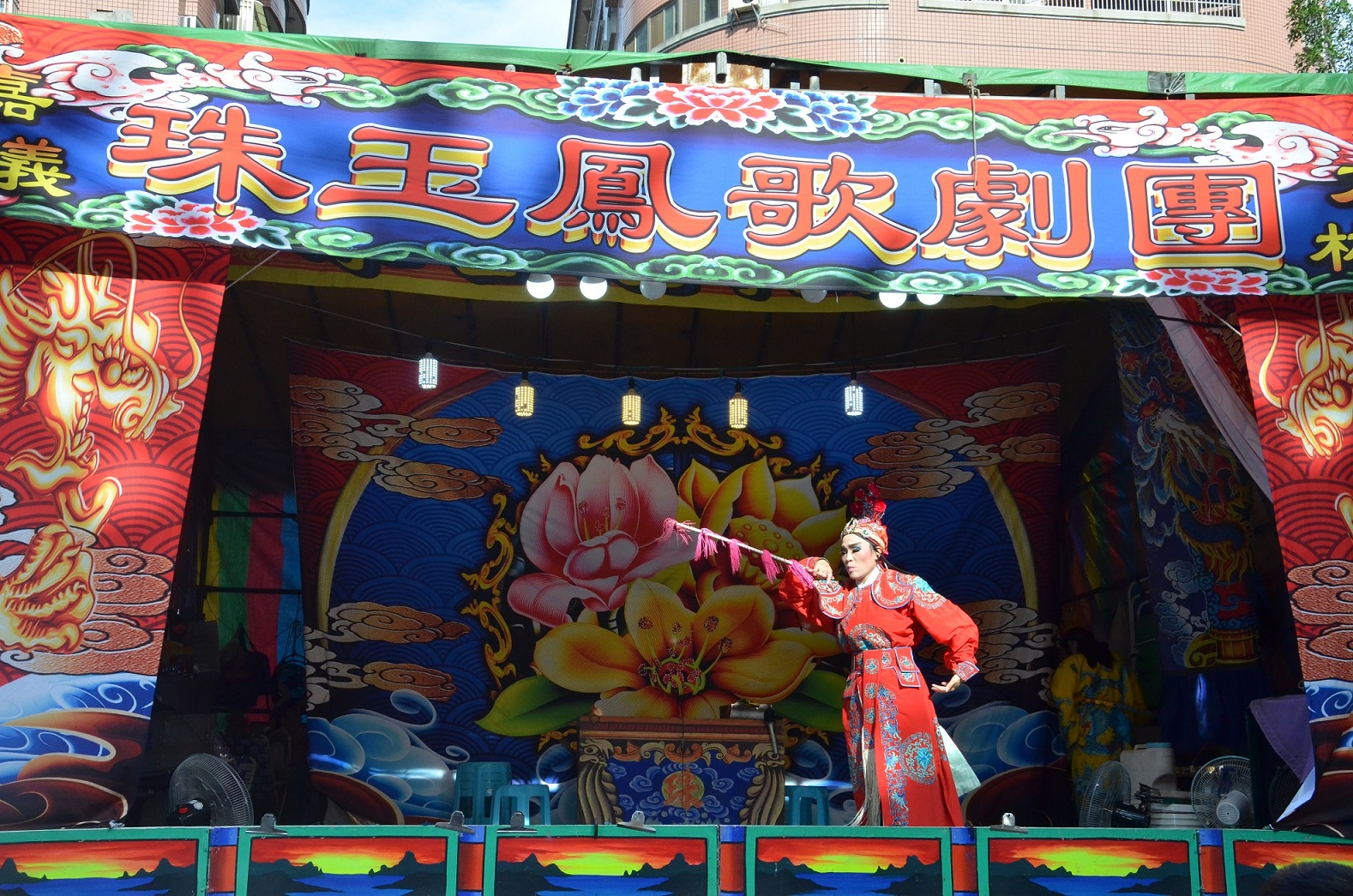 圖11：騎虎王廟參訪遇見野臺戲