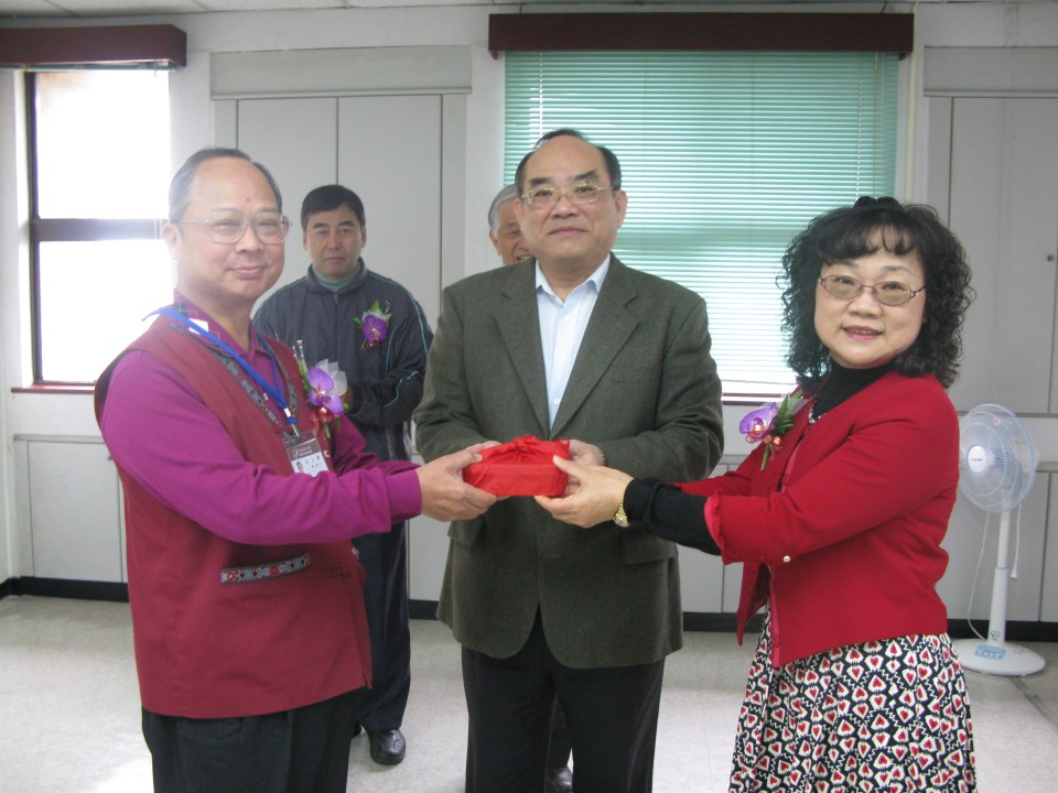 圖11張鴻銘館長(中)監交新缷任志工幹部交接情形