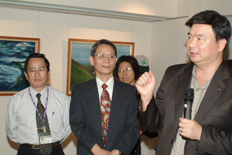 謝館長嘉梁協同蒙藏委員會陳委員式武參觀展場