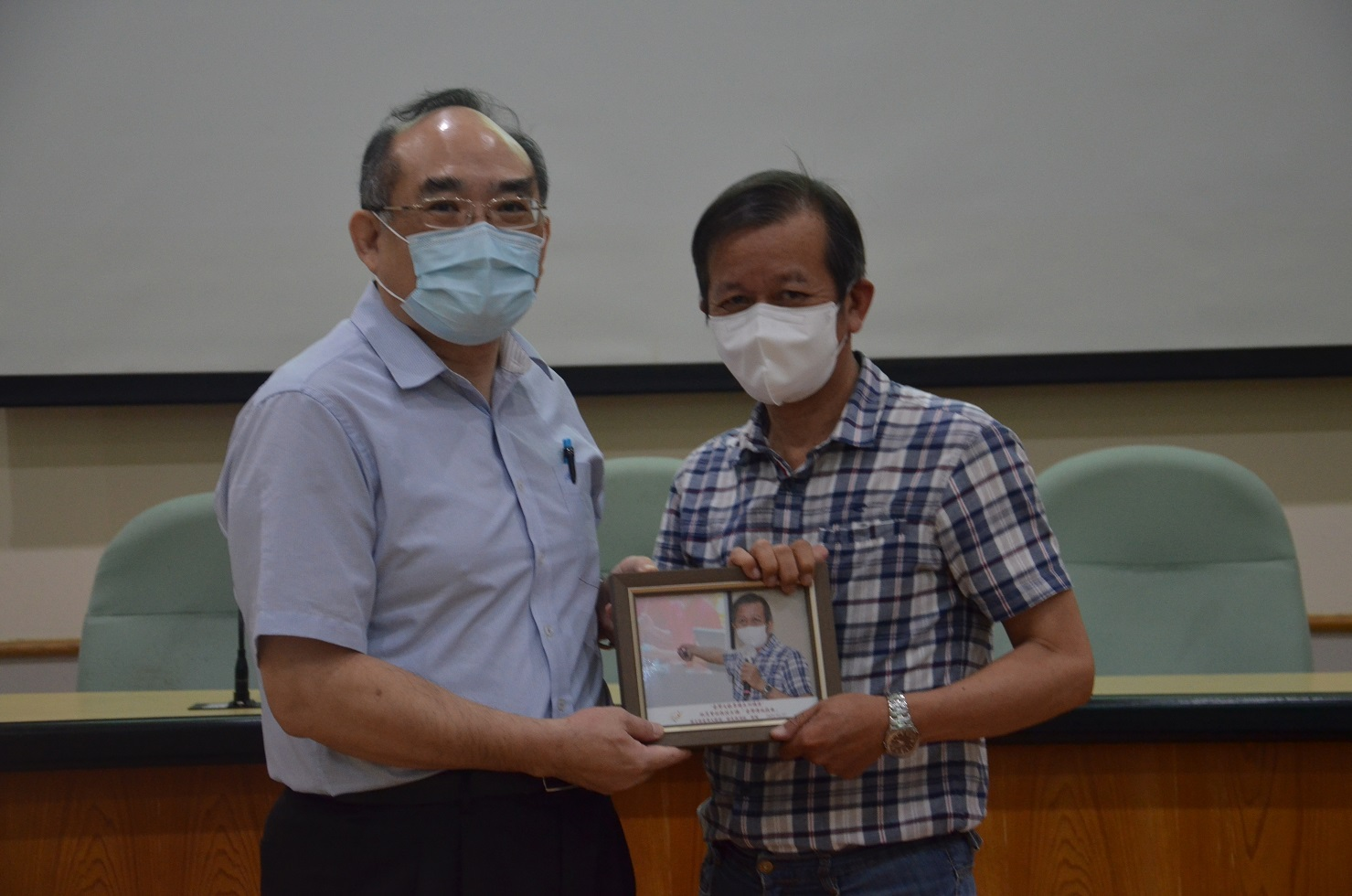 圖4：張鴻銘館長(左)致贈林茂賢副教授相片