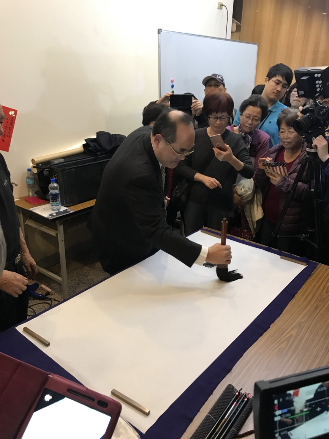 圖10：現場揮毫由張鴻銘館長開筆