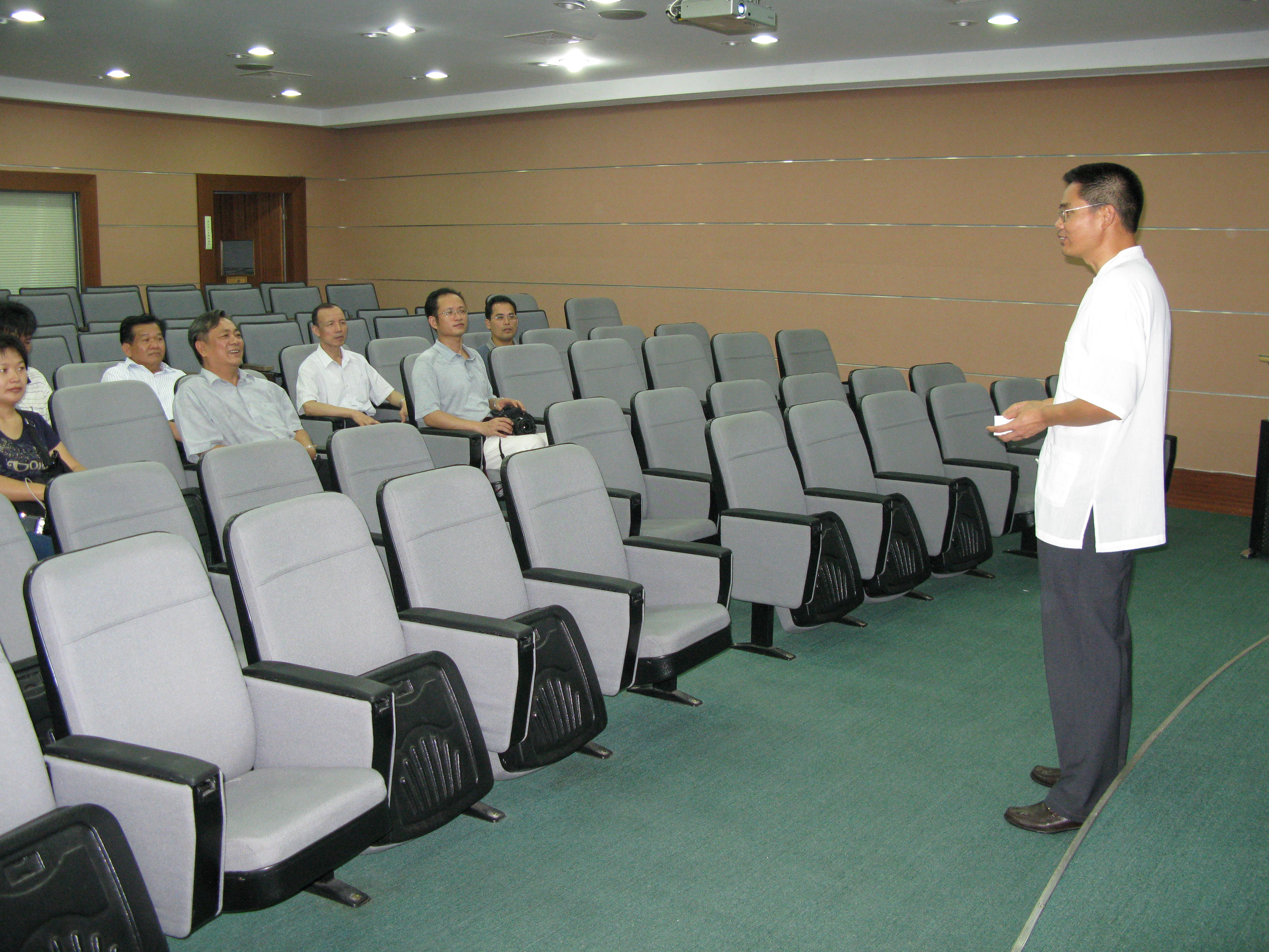 劉主任秘書澤民致歡迎詞並簡介本館業務概況