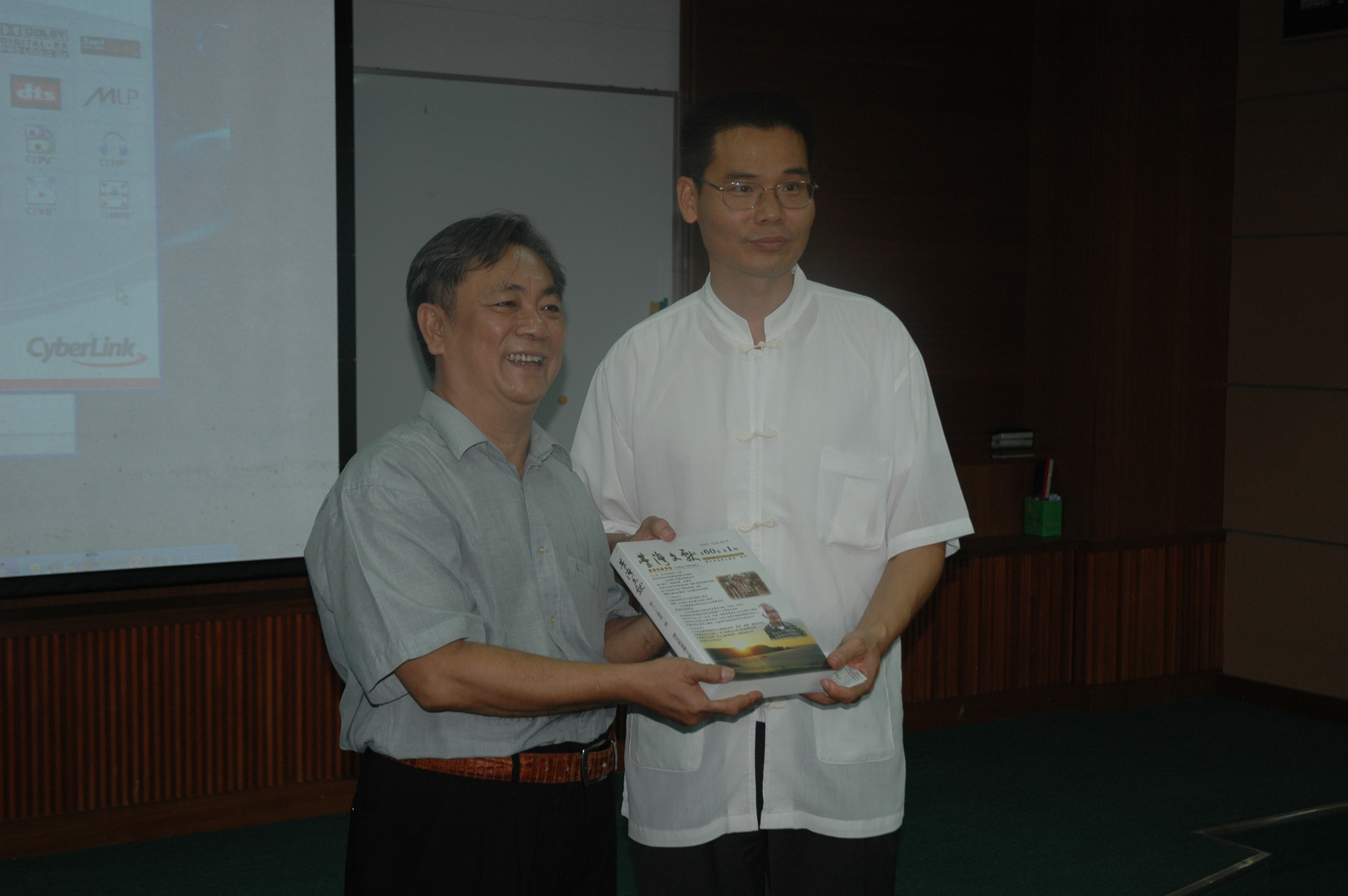 劉主任秘書澤民致贈符團長本館出版品