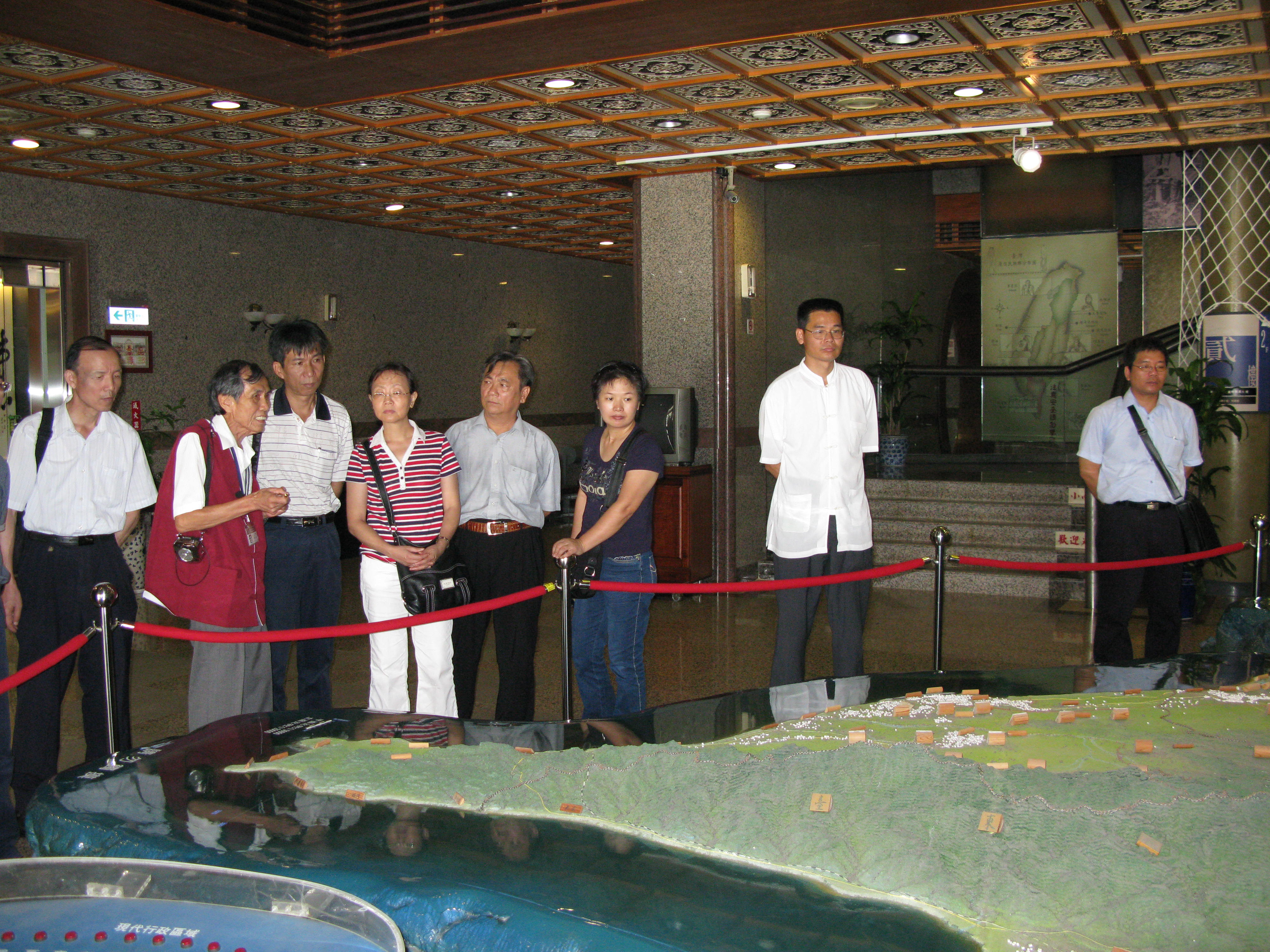 志工黃季文老師進行導覽解說