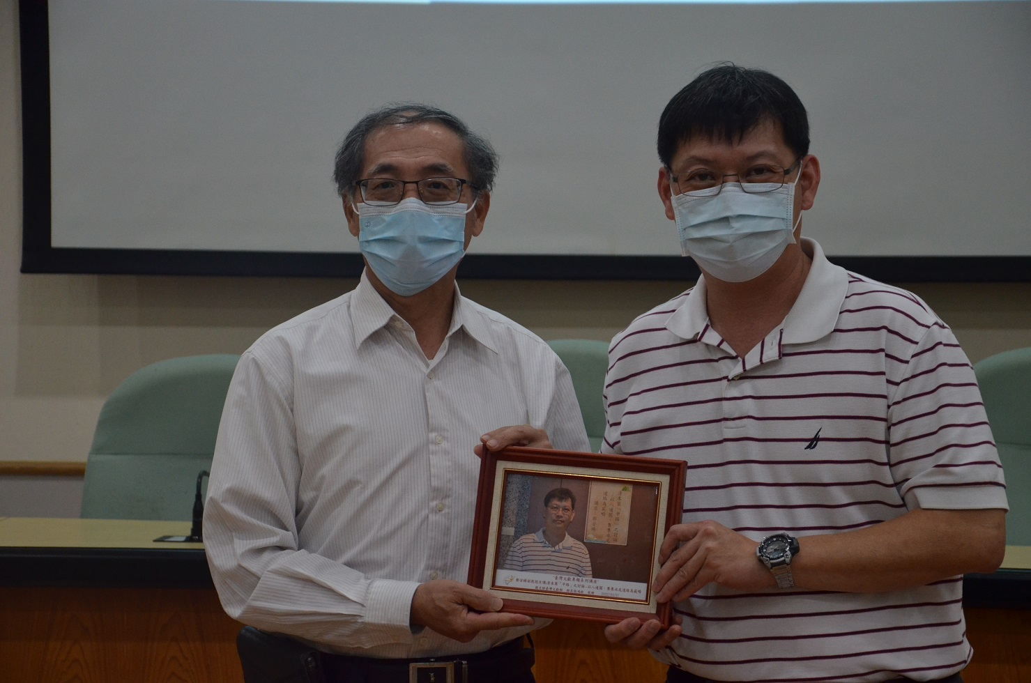 圖4：黃宏森副館長（左）致贈鄭安睎副教授相片紀念
