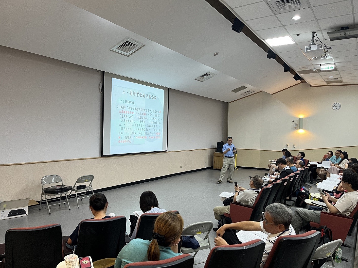 圖10：許世融老師主講「當Delilah變成猪母肉－戒嚴時期的臺語禁歌」