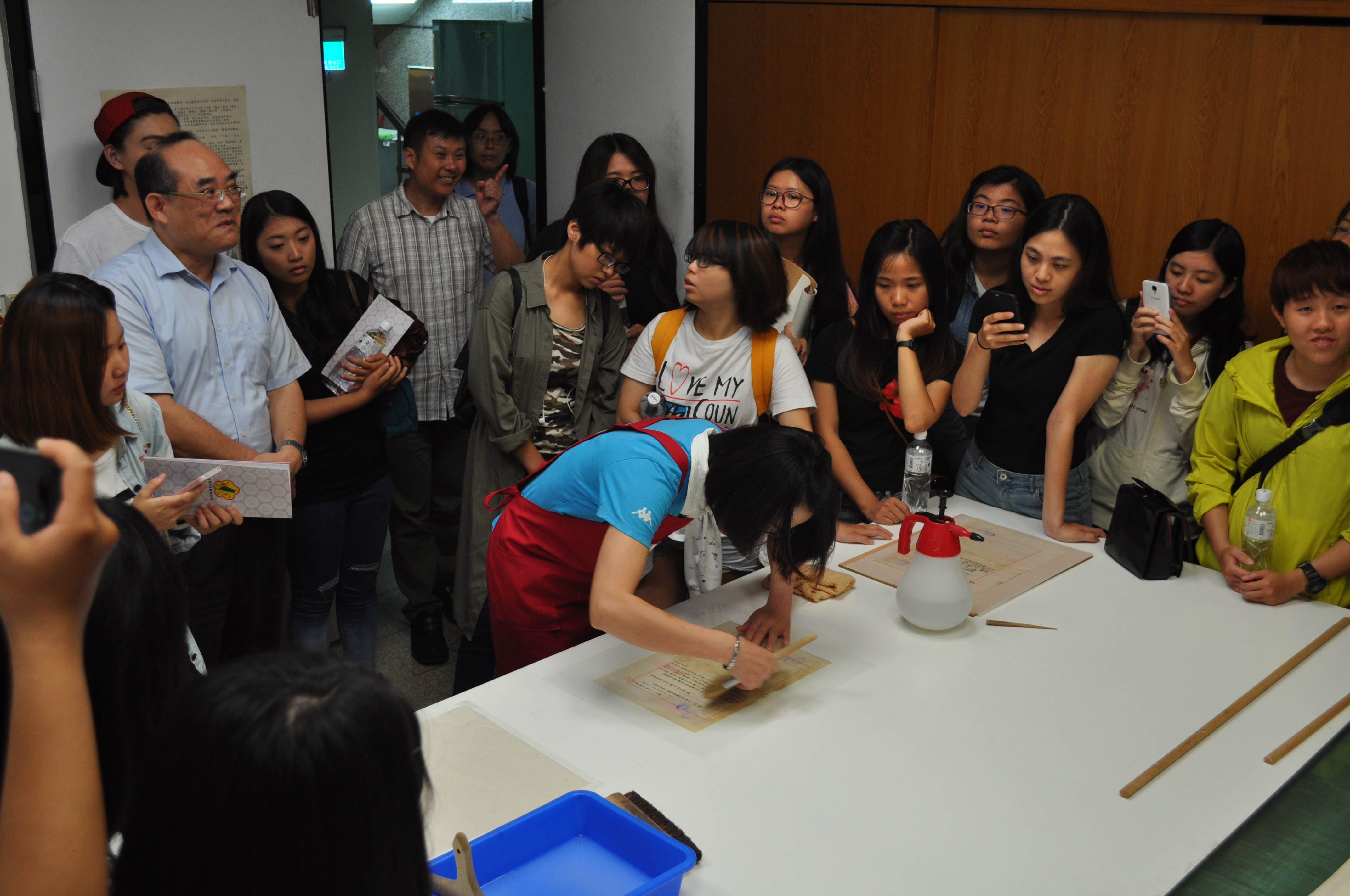 圖3：嘉義大學師生參觀裱褙作業流程-托心