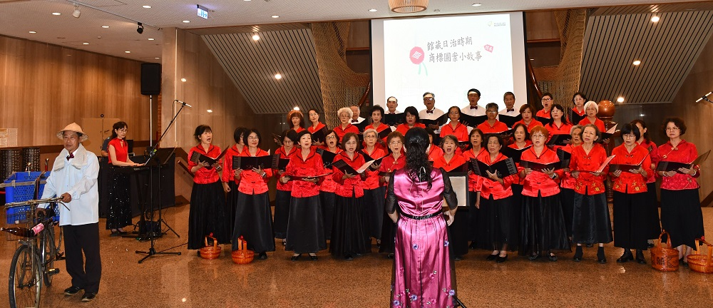 圖2：演奏中穿插喜糖分享、收酒矸老行業情境演出