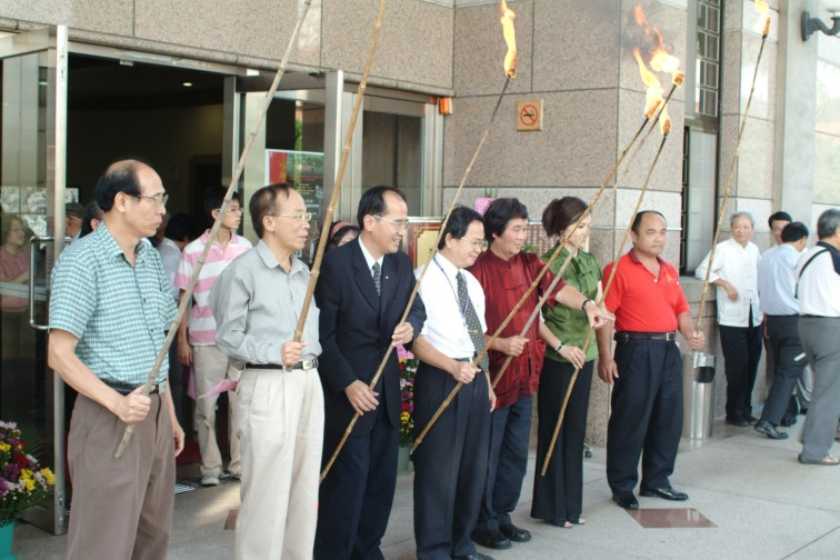 與貴賓一起點燃竹管炮