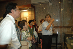 策展人林文龍先生現場導覽