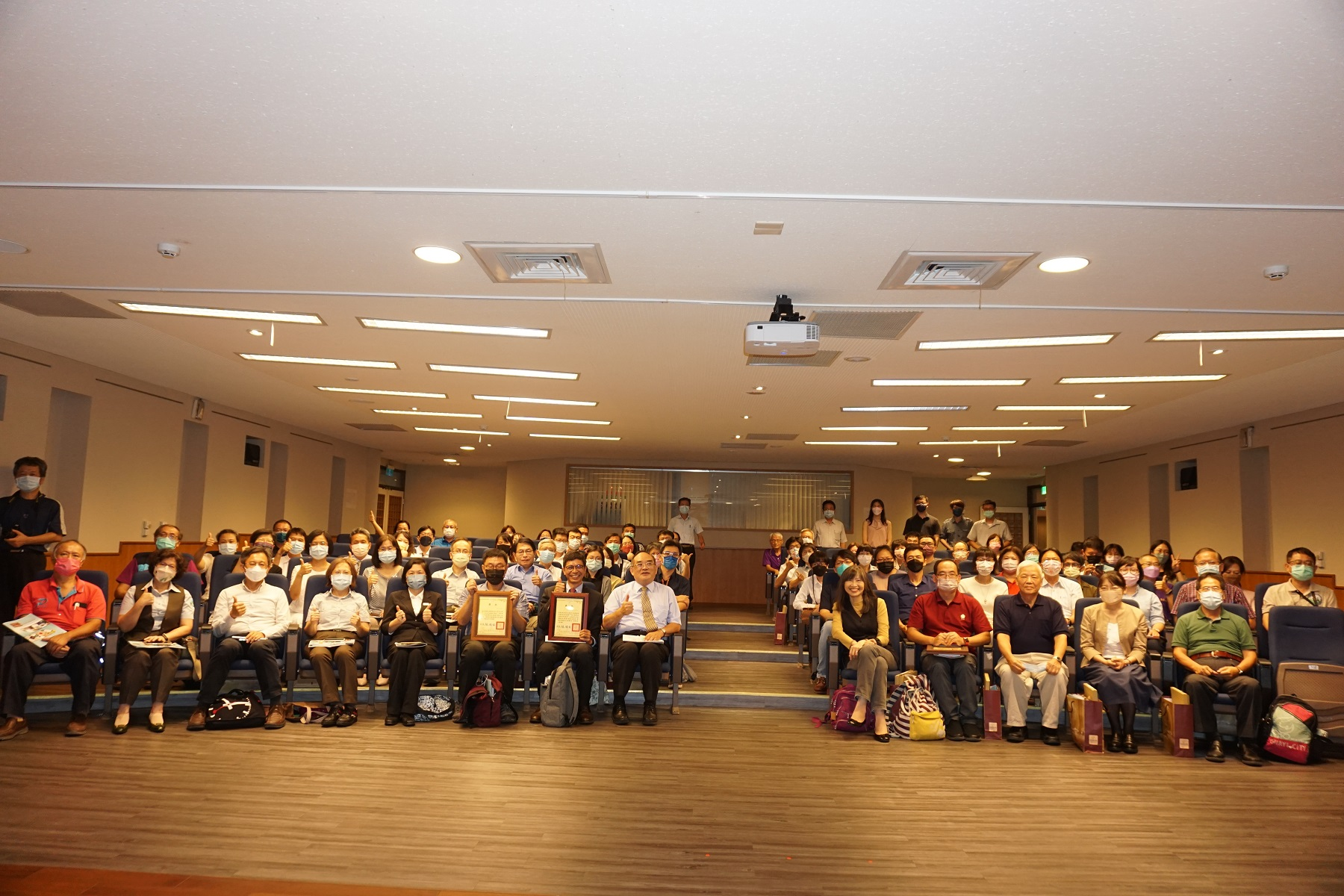 圖25：得獎代表大合影（二）