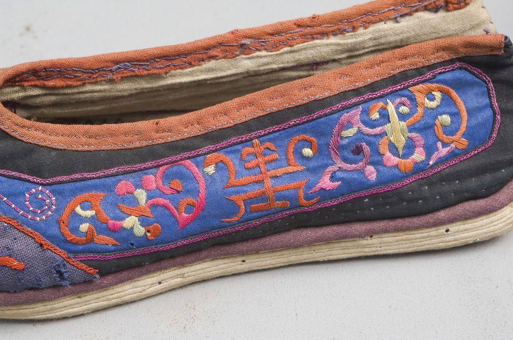 圖2：鞋側的蝙蝠、壽字紋