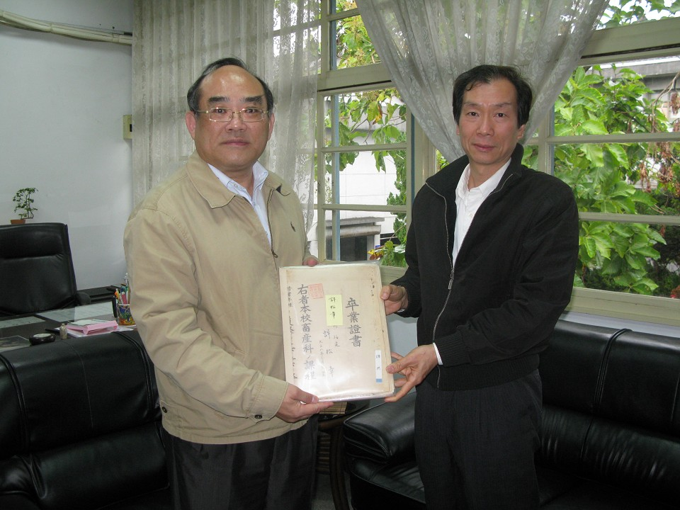 圖1：經濟部中部辦公室許正宗專門委員(右)代父捐贈文書資料給本館，由張鴻銘館長(左)代表接受