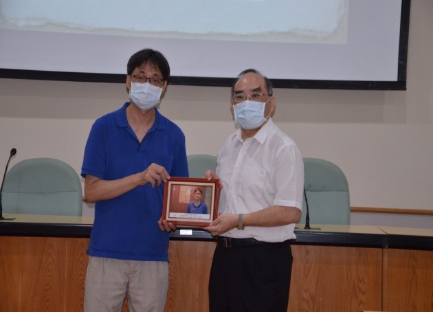 圖4：張鴻銘館長(右)致贈洪健榮教授相片紀念