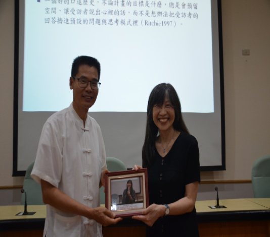 圖3：本館劉澤民副館長（左）致贈詹素娟副研究員相片紀念