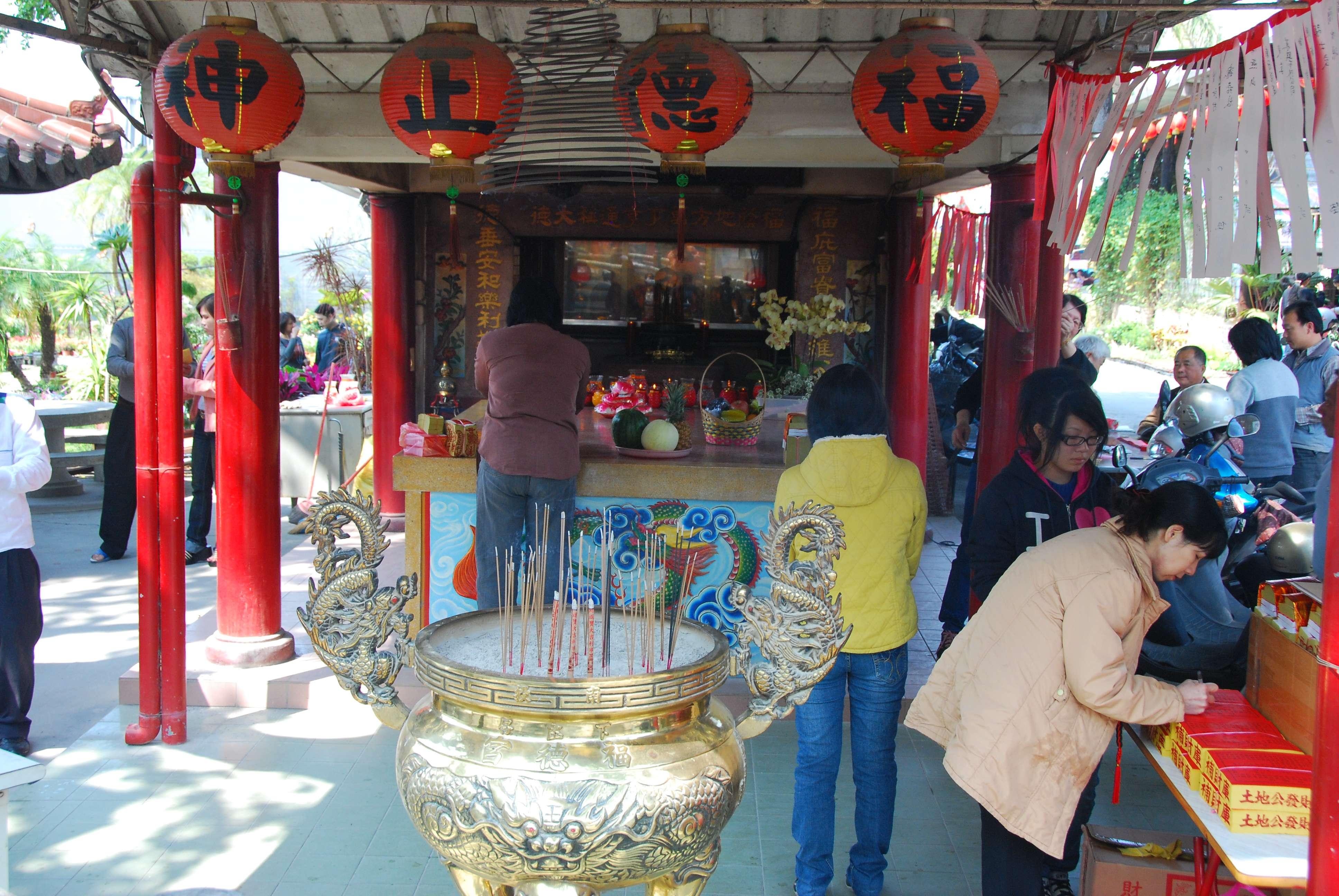 圖1：頭牙拜土地公（摘自《臺灣民俗文物辭彙類編》）